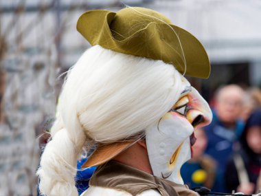 Sokak festivalinde geleneksel karnaval maskesi kostümü