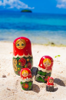 Bali Adası'nda Fotoğraf Satırbulmaca Rus Dolls Matrioshka Aile Hediyelik El Değmemiş Tropikal Plaj. Dikey Resim. Bulanık Arka Plan. Closeup.