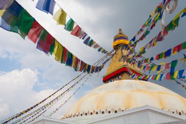 Boudhanath Stupa 'nın Katmandu Vadisi' ndeki resmi. Bulutlu gökyüzü Nepal 'i. Yatay fotoğraf.