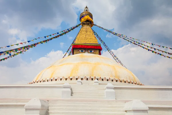 Photo de Boudhanath Stupa dans la vallée de Katmandou avec des nuages le ciel Népal. Horizontal . — Photo