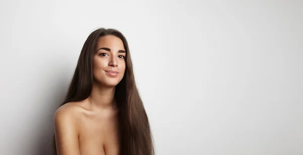 Piękny portret przystojny długie włosy puste białe tło. piękno, Pielęgnacja, moda ludzie zdjęcie. sexy topless dziewczyna uśmiechnięta kamera Studio strzał. poziomy obraz szerokokątny. — Zdjęcie stockowe