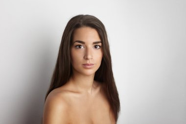Portre Yakışıklı Pretty Genç Bayan Uzun Saç Boş Beyaz Arka Plan.Beauty,Damat,Moda İnsanlar Photo.Sexy Woman Gülümseyen Kamera Studio Shot.Yatay Görüntü.