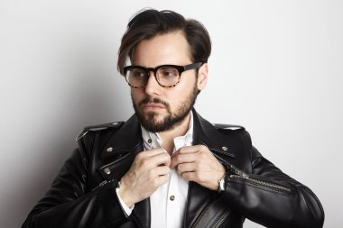 Sakallı yakışıklı şık gömlek siyah deri Jacket.Beauty,Lifestyle,People kavramı Photo.Adult ciddi Hipster adam boş beyaz Background.Horizontal giyiyor.