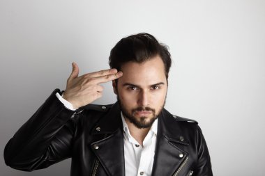Yakışıklı genç sakallı adam giymiş şık gömlek siyah deri ceket Shot el Head.Beauty,Lifestyle,People kavramı Photo.Adult ciddi Hipster adam boş beyaz Background.Horizontal.
