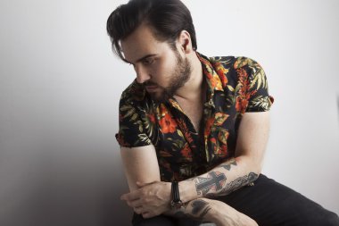 Portre Yakışıklı Sakallı Adam Şık Renk Gömlek.Beauty,Lifestyle,People Concept Photo.Adult Serious Hipster Guy Boş Beyaz Arka Plan.Horizontal.Soft shadows Etkisi Giyen.