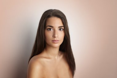 Portre Yakışıklı Pretty Young Lady Uzun Saç Boş Açık Bronz Renk Arka Plan.Güzellik,Damatlık,Moda İnsanlar Photo.Sexy Woman Gülen Kamera Studio Shot.Yatay Görüntü.Soft Shadows Etkisi.