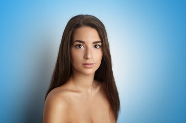 Portre Yakışıklı Pretty Genç Bayan Uzun Saç Boş Açık Mavi Renk Arka Plan.Beauty,Damat,Moda İnsanlar Photo.Sexy Woman Gülen Kamera Studio Shot.Yatay Görüntü.Soft Shadows Etkisi.