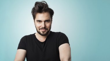 Portre Yakışıklı Sakallı Adam Siyah Renk Tshirt.Beauty Lifestyle İnsanlar Konsept Fotoğraf.Adult Gülümseyen Hipster Guy Boş Gri Arka Plan.Yatay Geniş.Soft Shadows Etkisi Giyen.