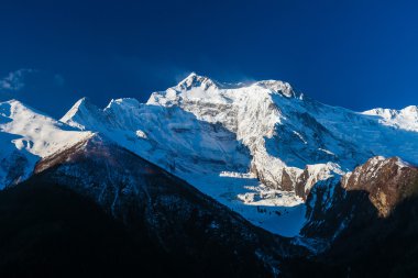 Manzaralar Kar Dağları Peak Doğa Sabah Bakış Açısı.Dağ Trekking Manzara Arka Plan. Kimse fotoğrafı yok. Yatay resim. Güneş ışığı Beyaz Bulutlar Mavi Gökyüzü. Himalayalar Kayalar Hikking Spor.