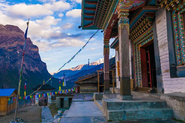 Monastère Tibétain de Prière Village Bouddhiste Himalaya Mountains. Photo horizontale. Personne Image. Randonnée Activité sportive . — Photo