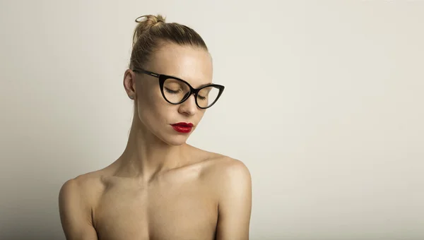 Retrato Guapo Bastante Joven Pelo Largo Vacío Blanco Fondo Belleza Loveliness Moda Personas Foto.Sexy Mujer Con Negro Clásico Gafas Soñando Ojos Cerrados.Studio Shot.Horizontal Imagen . — Foto de Stock