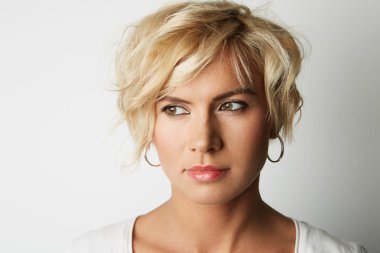 Portre Yakışıklı Sarışın Genç Kadın Saç Boş Beyaz Arka Plan.Güzellik Moda İnsanlar Fotoğraf.Pretty Girl Gülümseyen Kamera Studio Shot.Horizontal Image.