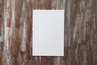 Closeup Boş Beyaz Kağıt Levha Mockup Doğal Ahşap Masa Arka Plan. Boş Tuval Boyalı Kahverengi Masa.