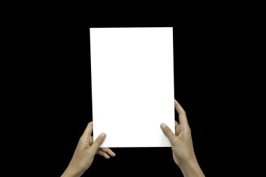 Closeup Boş Beyaz Kağıt Levha Mockup Tutan Kadın Eller Soyut Siyah Arka Plan.