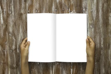 Closeup Boş Kitap Beyaz Kağıt Kağıt Erkek Eller Holding. Mockup Doğal Ahşap Masa Arka Plan. Boş Mock kadar Boyalı Kahverengi Masa.