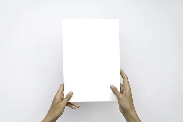 Nahaufnahme leere weiße Papierbögen-Attrappe mit weiblichen Händen abstrakter grauer Hintergrund. — Stockfoto