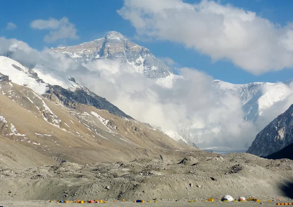 Vista do Monte Everest, o pico mais alto do mundo, do Acampamento Base do Everest na fronteira tibetana . — Fotografia de Stock