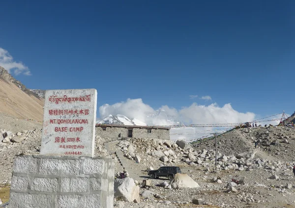 Everest Dağı Bankası 5200 deniz seviyesinden yüksekliği gösteren kampında ayrıcalık kilometre taşı.