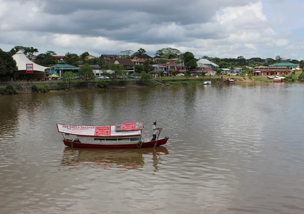 Kuching, Sarawak, Malezya Rejang nehri geçip onun kayıkta yolcu kavuşturan kayıkçı