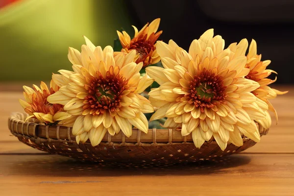 Turuncu ve kahverengi-kalp krizantem sepeti