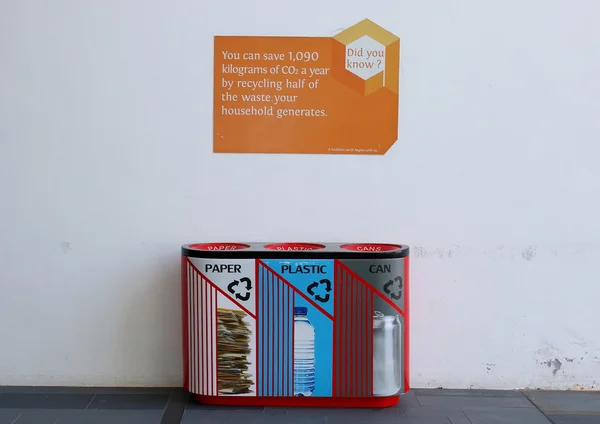 Kağıt, plastik ve kutular için geri dönüşüm kutuları