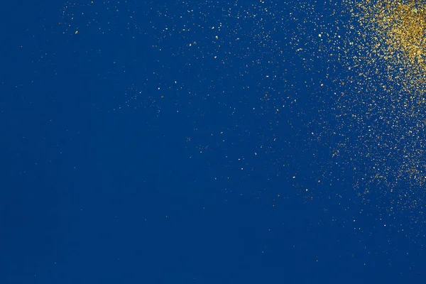 蓝色背景上的金颗粒抽象纹理 2020年的色彩概念 今年的主要趋势 圣诞节 — 图库照片