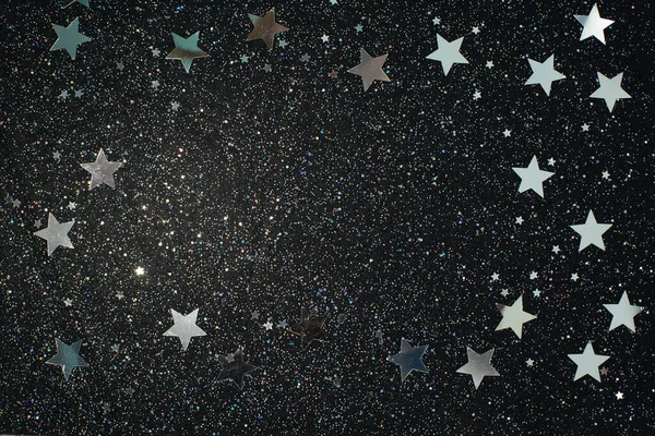 黒を背景に銀の星 完璧な星のオーバーレイ フラットレイアウト トップビュー — ストック写真