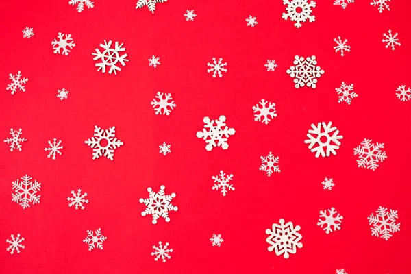 Flocos de neve num fundo vermelho. Natal e Ano Novo — Fotografia de Stock