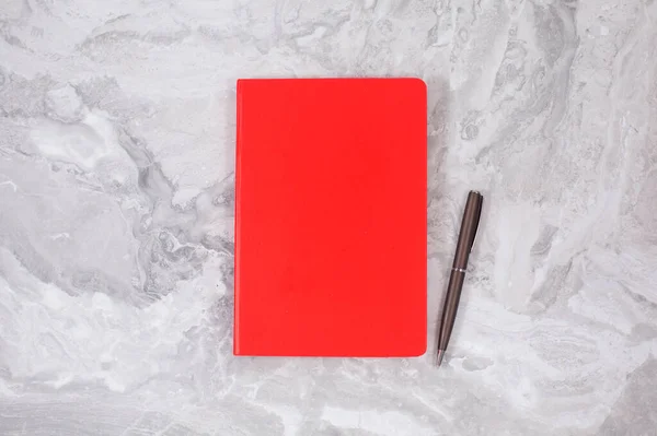 Cuaderno Rojo Sobre Mármol Gris Negocio Suministros Oficina Concepto Educación — Foto de Stock