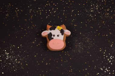 Altın parıltılı yıldızlar ve siyah arka planda zencefilli boğa ile mutlu yıllar 2021. Yeni yıl yemeği. Metin için boşluk.