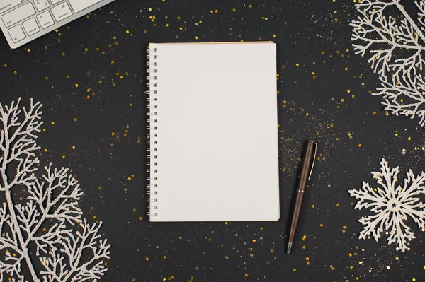 Decoraciones Blancas Navideñas Cuaderno Sobre Fondo Negro Concepto Planificación Navidad — Foto de Stock