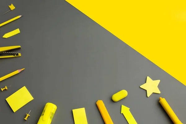 Gelbe Schreibwaren Schreibgeräte Zubehör Stifte auf grauem Hintergrund. — Stockfoto