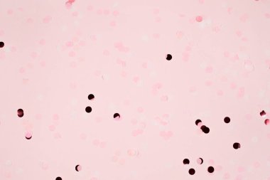 Konfetili pembe pastel renkli şenlik arka planı. Düz yatıyordu.