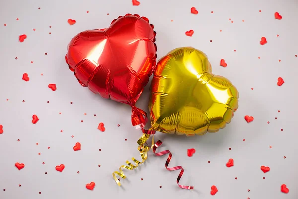 Twee luchtballonnen van hartvormige folie op feestelijke achtergrond. — Stockfoto