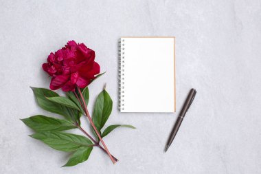Şakayık çiçekleri ve dilek tutmak için boş bir defter.