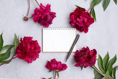 Şakayık çiçekleri ve dilek tutmak için boş bir defter.