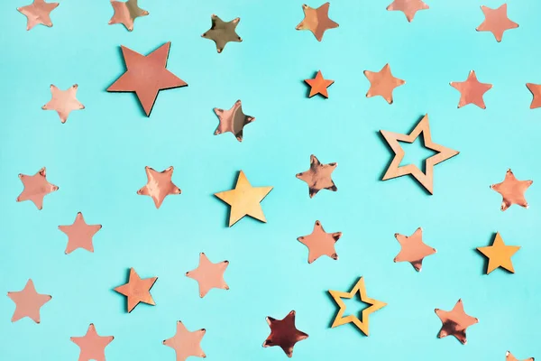 Padrão de Natal feito de estrelas no fundo azul — Fotografia de Stock