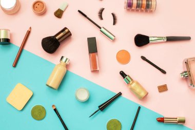 Renkli arka planda dekoratif kozmetik seti. Makyaj kozmetik araçları arka plan