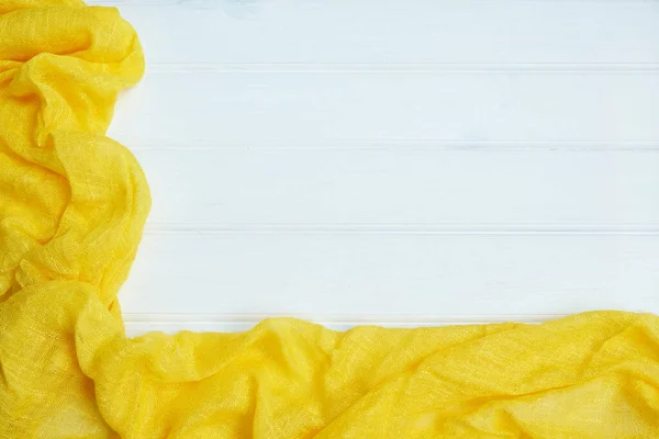 Tovaglia tessile gialla su sfondo bianco in legno — Foto Stock