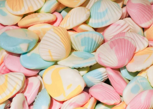Muchos coloridos y sabrosos caramelos gomosos en forma de corazón. — Foto de Stock