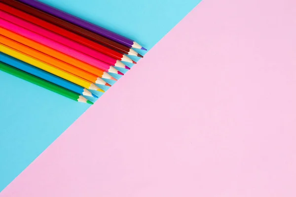 Χρώματα μολύβια σε μπλε και ροζ φόντο. — Φωτογραφία Αρχείου