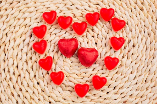Veel rode smakelijke hartvorm gummisnoepjes. — Stockfoto