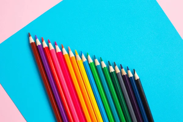 Цветные карандаши на синем и розовом фоне. — стоковое фото
