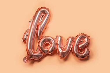 Pastel bej renkli hava balonu Aşk sözcüğü şeklinde