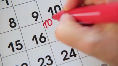 Beyaz takvim tahtasına Toefl Testi yazmanın kadın eli.