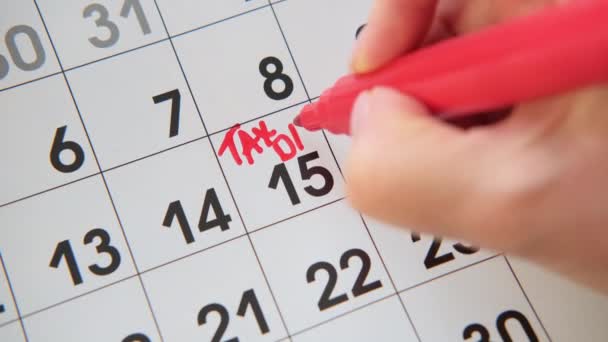 Gros plan Femme main d'écriture JOUR DE L'IMPÔT sur le calendrier, Avril 15 ou Juillet chaque année. — Video