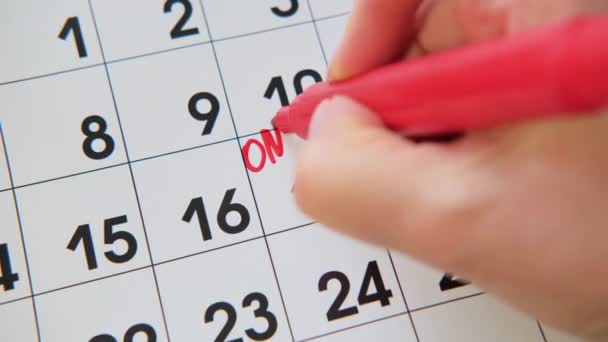 Primo piano Womans mano di scrittura esame on line sul pannello del calendario bianco. — Video Stock