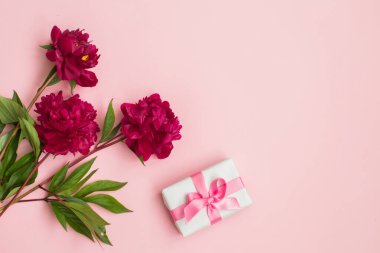 Şakayık çiçekleri ve dilek tutmak için boş bir defter.