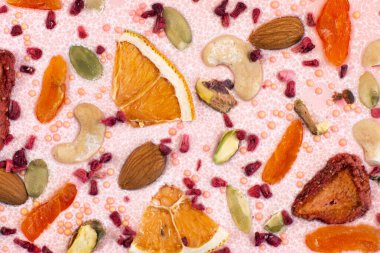 Kurutulmuş meyve ve fındıklı lüks pembe çikolata.