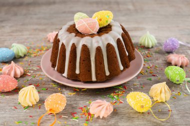 Küçük yumurtalarla süslenmiş jöleli paskalya pastası.